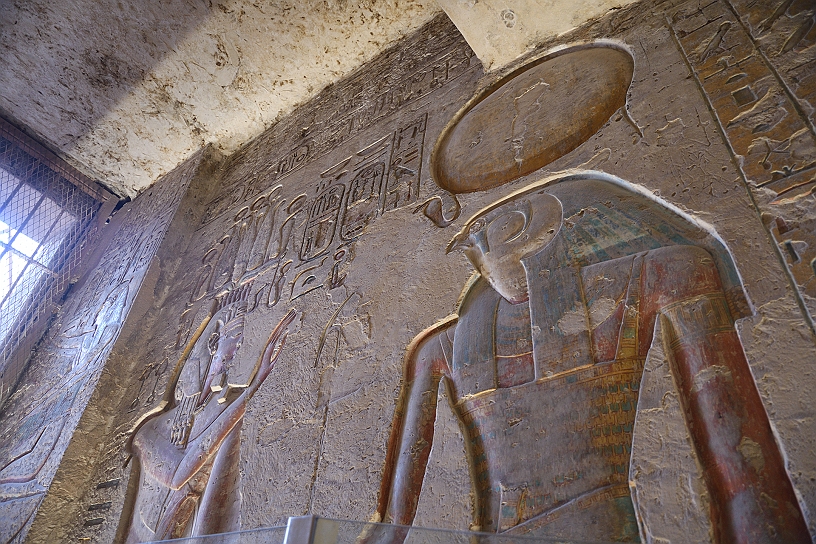 17 MAK_5976.jpg - simboleggia la regalità e la protezione divina al Faraone. E posta all'ingresso (nel nostro caso, all'uscita) della tomba.